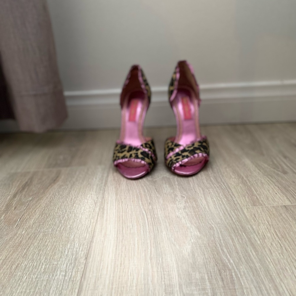 Vintage animal print Heels!